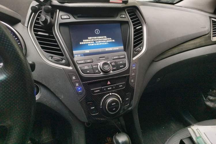 Used Hyundai Santa Fe 2013 2.0T Automatic All-Wheel Drive Top Trim Audio And AC Panel