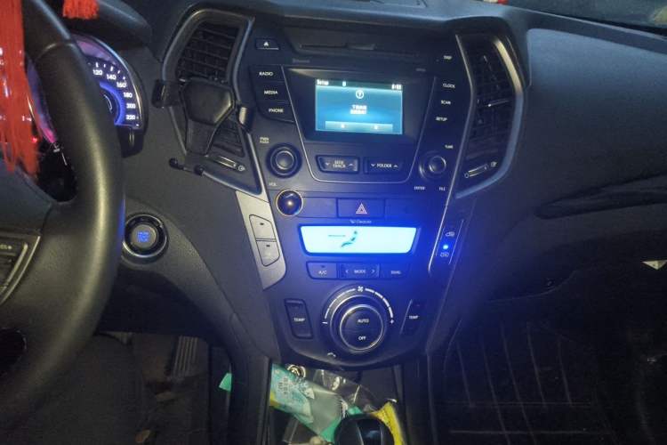 Used Hyundai Santa Fe 2013 2.0T Automatic All-Wheel Drive Prestige Version Audio And AC Panel