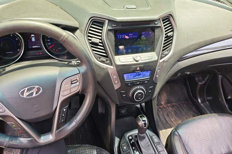 Used Hyundai Santa Fe 2013 2.0T Automatic All-Wheel Drive Top Trim Audio And AC Panel