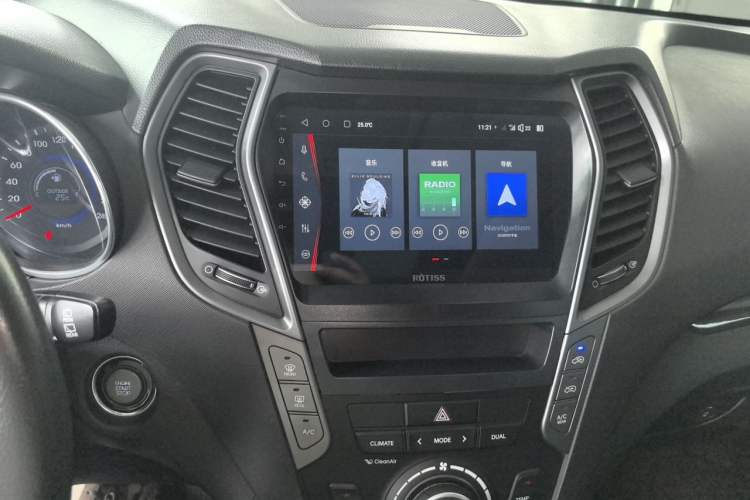 Used Hyundai Santa Fe 2013 Revised Version 2.4L Automatic All-Wheel Drive Luxury Trim Audio And AC Panel