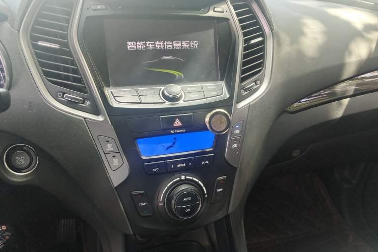 Used Hyundai Santa Fe 2013 2.4L Automatic Two-Wheel Drive Smart Version Audio And AC Panel