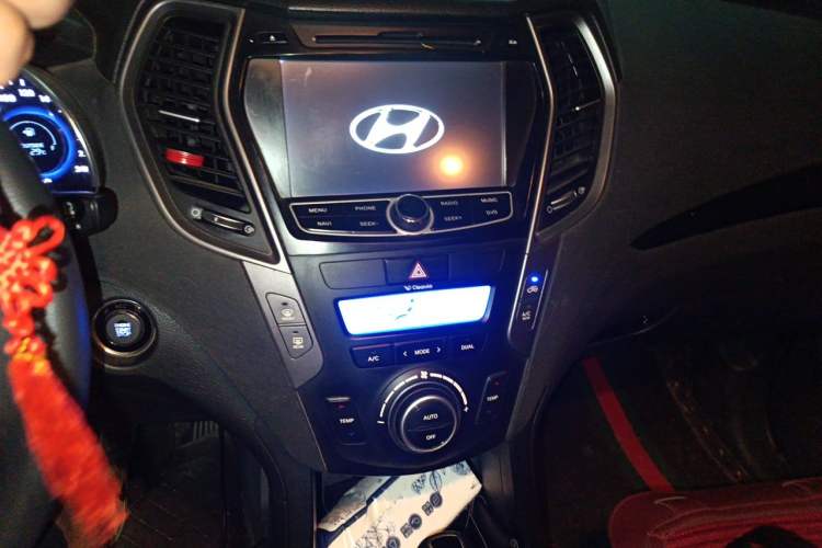 Used Hyundai Santa Fe 2013 2.0T Automatic All-Wheel Drive Top Trim Audio And AC Panel