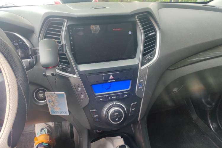 Used Hyundai Santa Fe 2013 2.4L Automatic Two-Wheel Drive Smart Version Audio And AC Panel