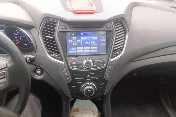 Used Hyundai Santa Fe 2013 Revised Version 2.0T Automatic All-Wheel Drive Top-Tier Trim Audio And AC Panel
