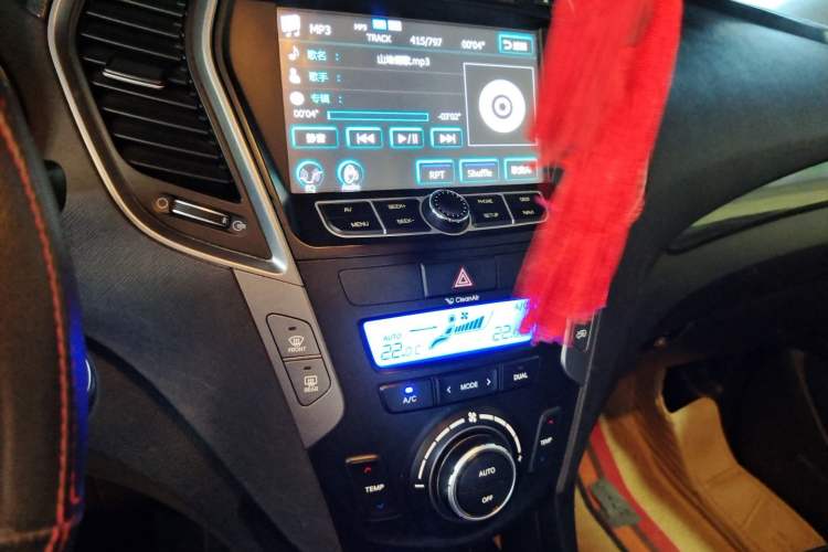 Used Hyundai Santa Fe 2013 2.4L Automatic Two-Wheel Drive Smart Version Audio And AC Panel