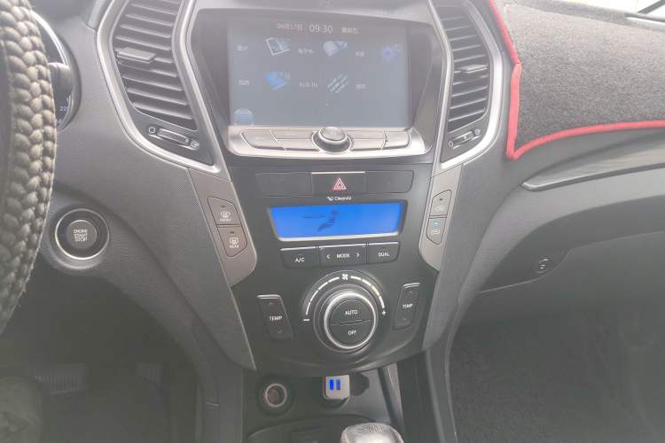 Used Hyundai Santa Fe 2013 2.4L Automatic Two-Wheel Drive Smart Version Audio And AC Panel