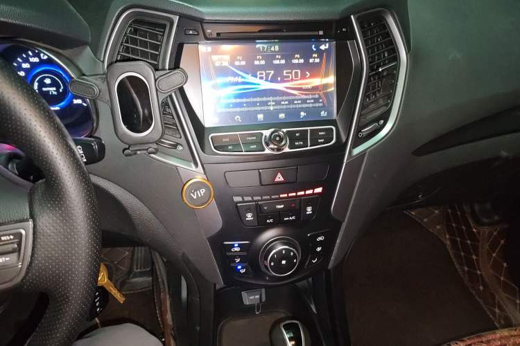 Used Hyundai Santa Fe 2013 2.4L Automatic 2WD Comfort Edition Audio And AC Panel