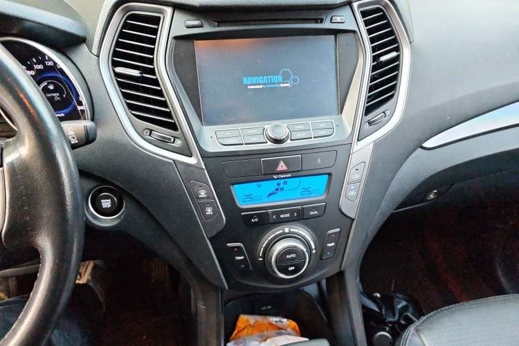 Used Hyundai Santa Fe 2013 2.4L Automatic Two-Wheel Drive Smart Version Audio And AC Panel
