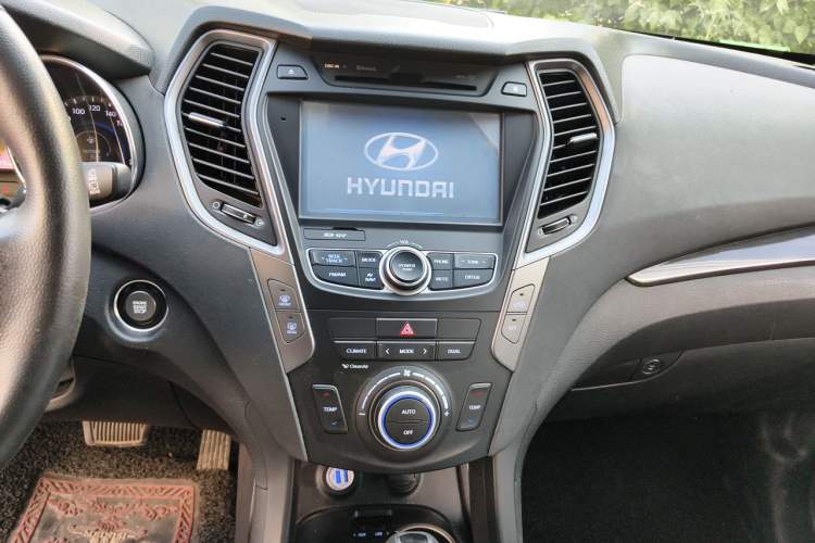 Used Hyundai Santa Fe 2013 Revised Version 2.4L Automatic All-Wheel Drive Smart Type Audio And AC Panel