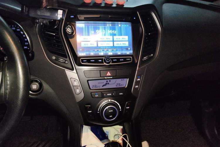 Used Hyundai Santa Fe 2013 2.4L Automatic Two-Wheel Drive Smart Version Audio And AC Panel