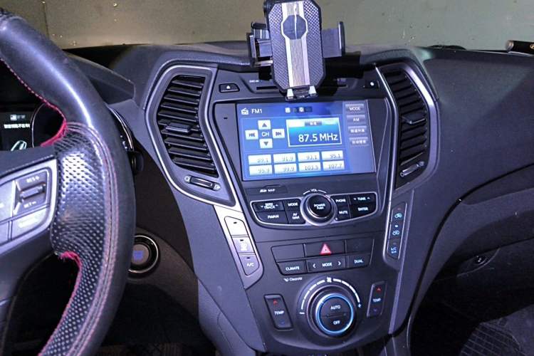 Used Hyundai Santa Fe 2013 2.4L Automatic 4x4 Prestige Edition Audio And AC Panel