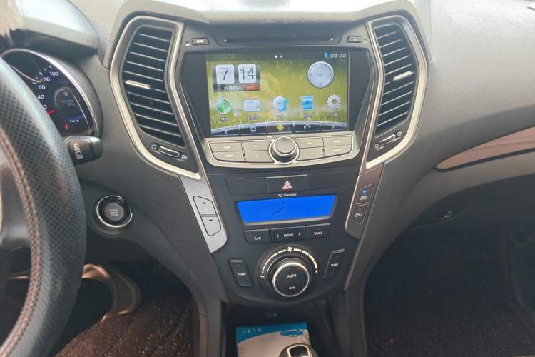 Used Hyundai Santa Fe 2013 2.4L Automatic Two-Wheel Drive Smart Version Audio And AC Panel