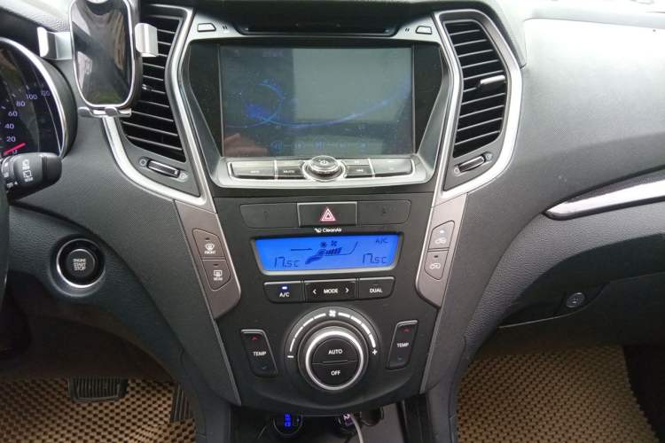 Used Hyundai Santa Fe 2013 2.4L Automatic Two-Wheel Drive Smart Version Audio And AC Panel