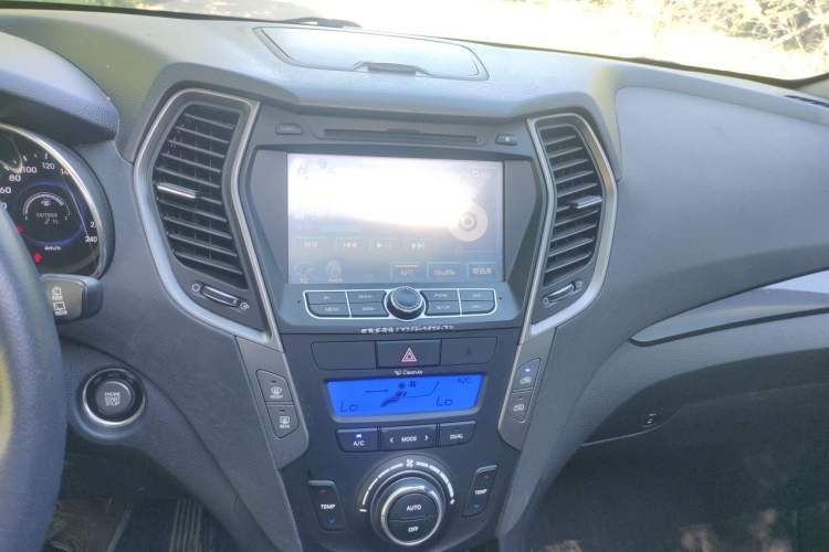 Used Hyundai Santa Fe 2013 2.4L Automatic Two-Wheel Drive Smart Version Audio And AC Panel