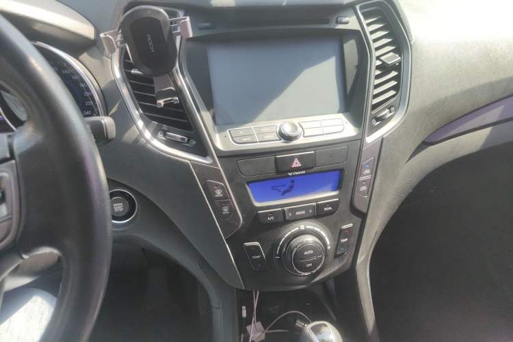 Used Hyundai Santa Fe 2013 2.4L Automatic Two-Wheel Drive Smart Version Audio And AC Panel