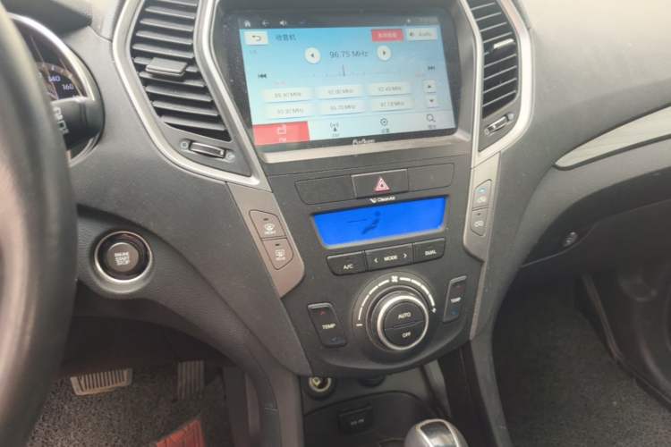 Used Hyundai Santa Fe 2013 2.4L Automatic Two-Wheel Drive Smart Version Audio And AC Panel