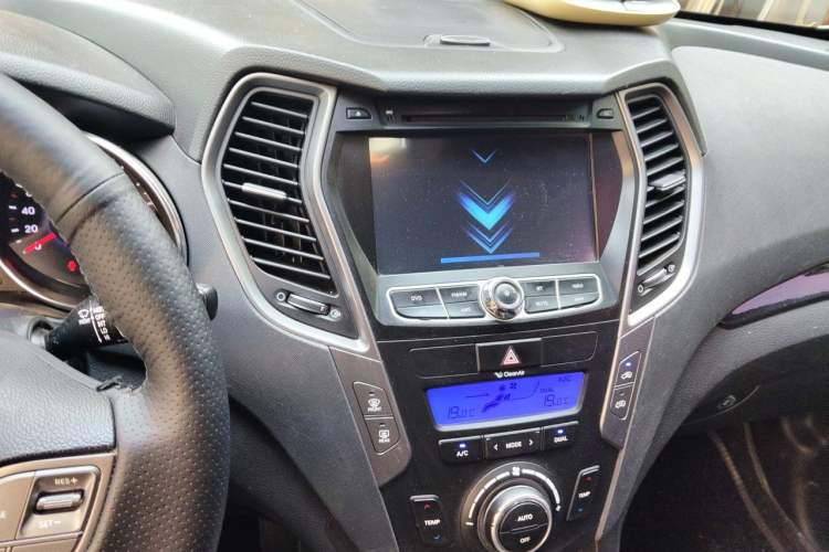 Used Hyundai Santa Fe 2013 2.4L Automatic Two-Wheel Drive Smart Version Audio And AC Panel