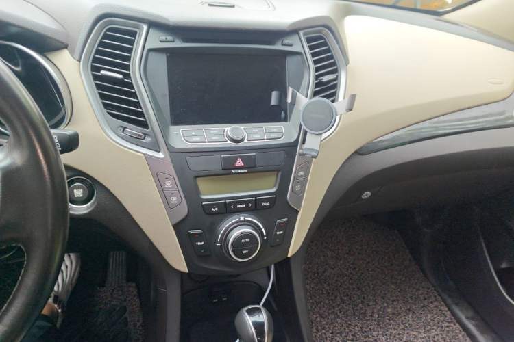 Used Hyundai Santa Fe 2013 2.4L Automatic 4x4 Prestige Edition Audio And AC Panel
