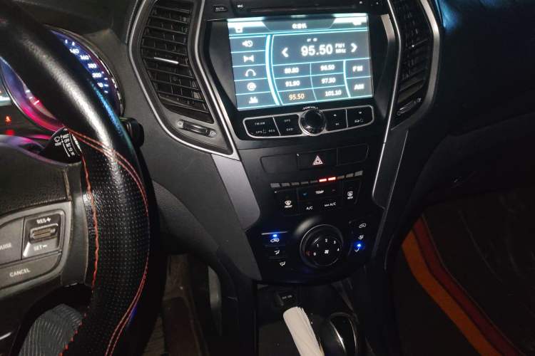 Used Hyundai Santa Fe 2013 2.4L Automatic 2WD Comfort Edition Audio And AC Panel