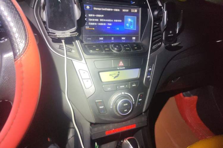 Used Hyundai Santa Fe 2013 2.4L Automatic Two-Wheel Drive Smart Version Audio And AC Panel