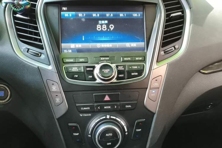 Used Hyundai Santa Fe 2013 2.0T Automatic All-Wheel Drive Prestige Version Audio And AC Panel