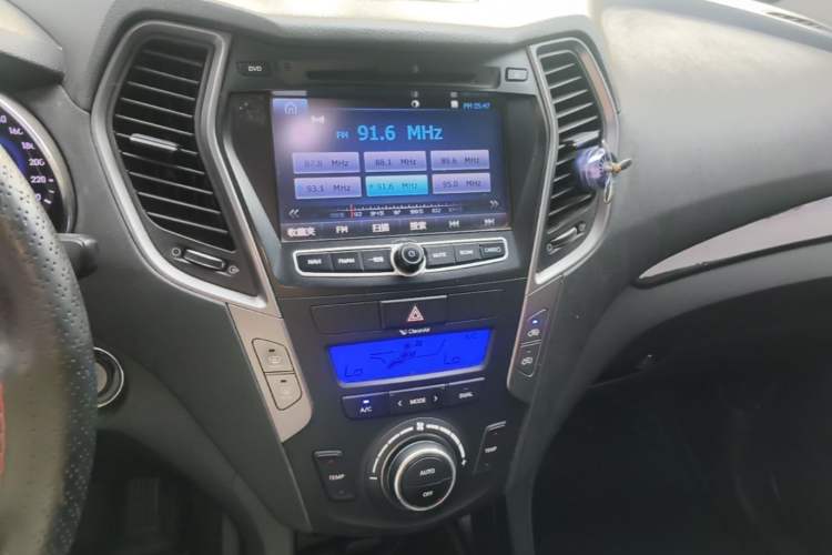 Used Hyundai Santa Fe 2013 2.4L Automatic Two-Wheel Drive Smart Version Audio And AC Panel