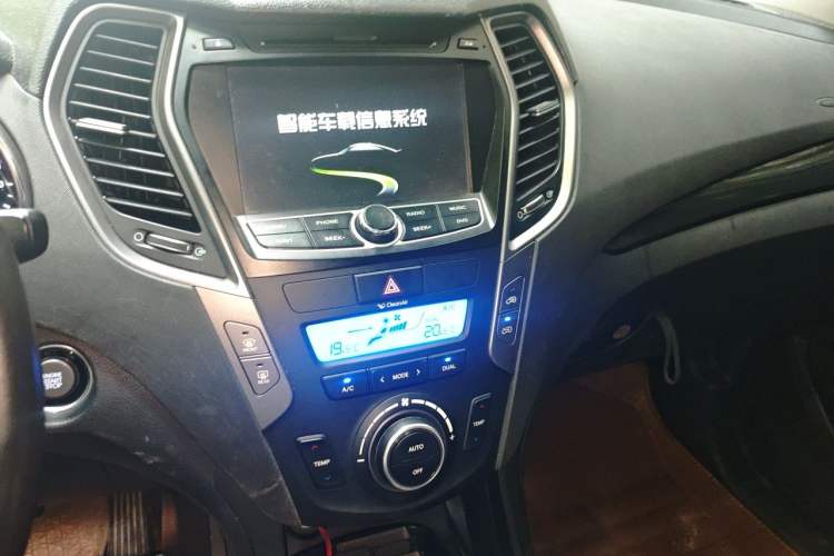 Used Hyundai Santa Fe 2013 2.4L Automatic 4x4 Smart Version Audio And AC Panel