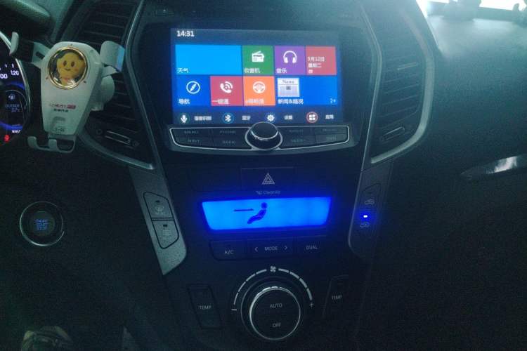 Used Hyundai Santa Fe 2013 2.4L Automatic Two-Wheel Drive Smart Version Audio And AC Panel