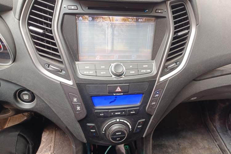 Used Hyundai Santa Fe 2013 2.4L Automatic Two-Wheel Drive Smart Version Audio And AC Panel