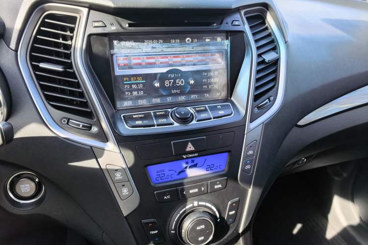 Used Hyundai Santa Fe 2013 2.0T Automatic All-Wheel Drive Prestige Version Audio And AC Panel