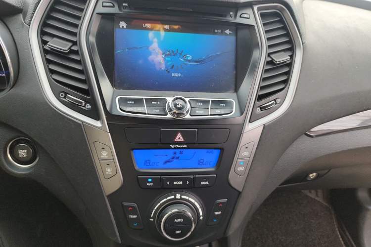 Used Hyundai Santa Fe 2013 2.4L Automatic Two-Wheel Drive Smart Version Audio And AC Panel