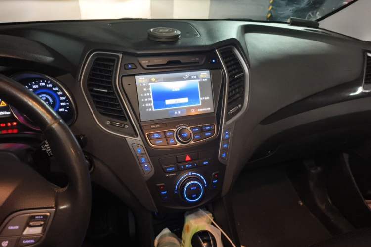 Used Hyundai Santa Fe 2013 Revised Version 2.0T Automatic All-Wheel Drive Top-Tier Trim Audio And AC Panel