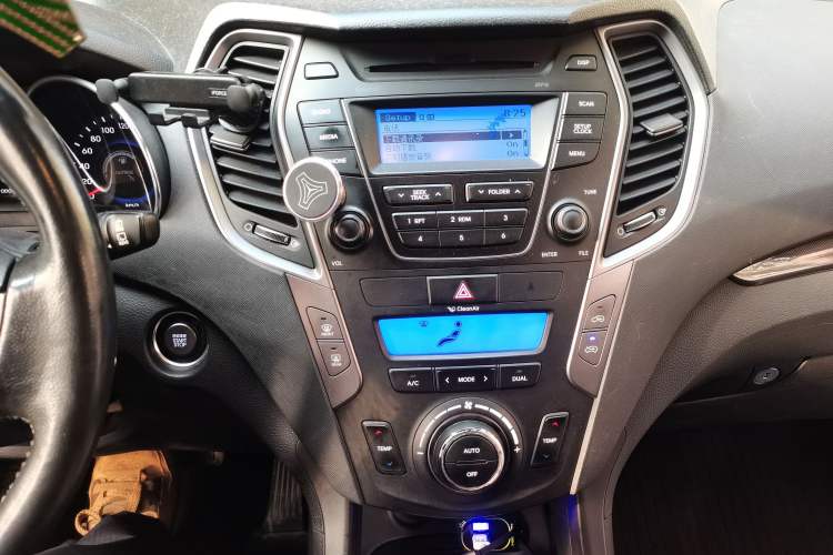 Used Hyundai Santa Fe 2013 2.4L Automatic Two-Wheel Drive Smart Version Audio And AC Panel