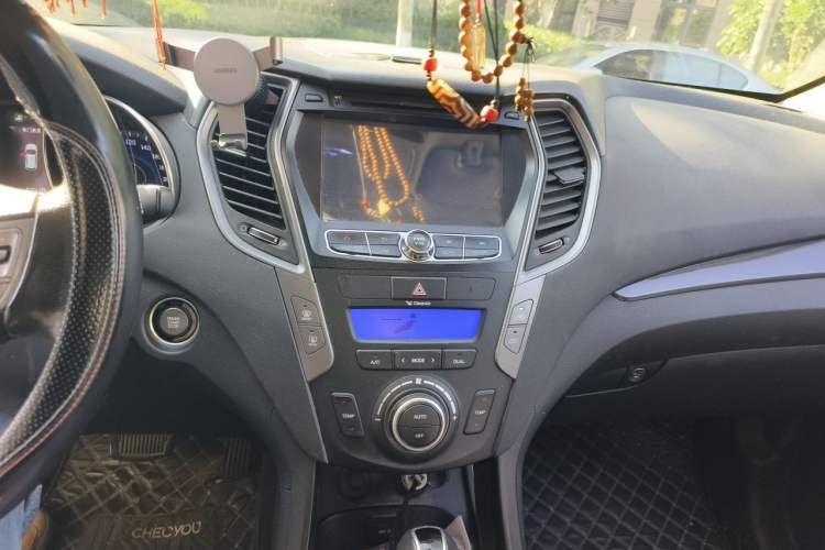 Used Hyundai Santa Fe 2013 2.4L Automatic Two-Wheel Drive Smart Version Audio And AC Panel