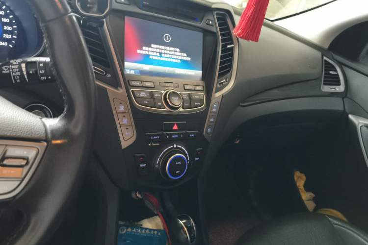 Used Hyundai Santa Fe 2013 2.0T Automatic All-Wheel Drive Top Trim Audio And AC Panel