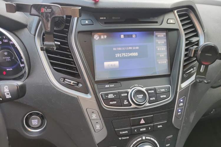 Used Hyundai Santa Fe 2013 Revised Version 2.4L Automatic All-Wheel Drive Smart Type Audio And AC Panel