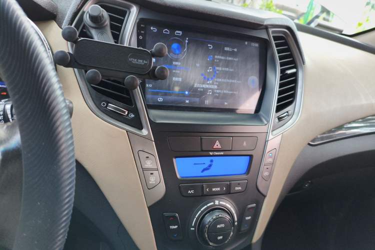Used Hyundai Santa Fe 2013 2.4L Automatic Two-Wheel Drive Smart Version Audio And AC Panel