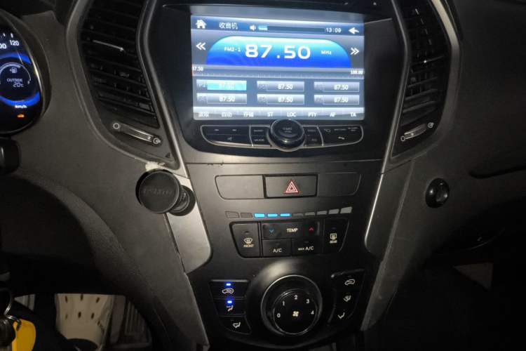 Used Hyundai Santa Fe 2013 2.4L Manual Two-Wheel Drive Comfort Version Audio And AC Panel