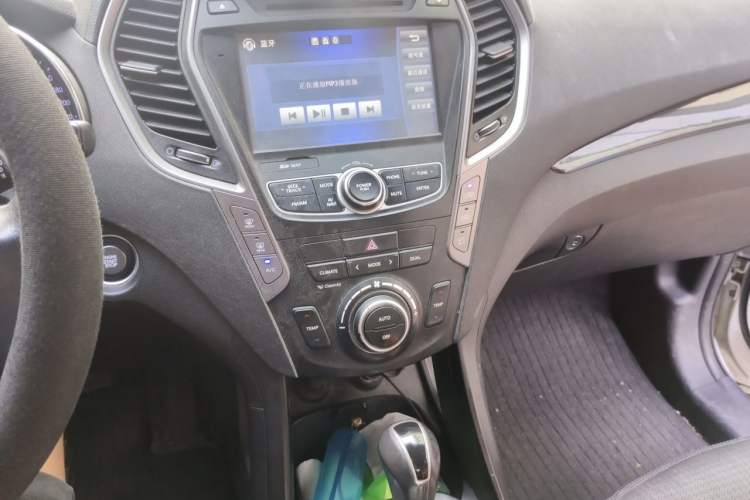Used Hyundai Santa Fe 2013 Revised Version 2.4L Automatic All-Wheel Drive Luxury Trim Audio And AC Panel