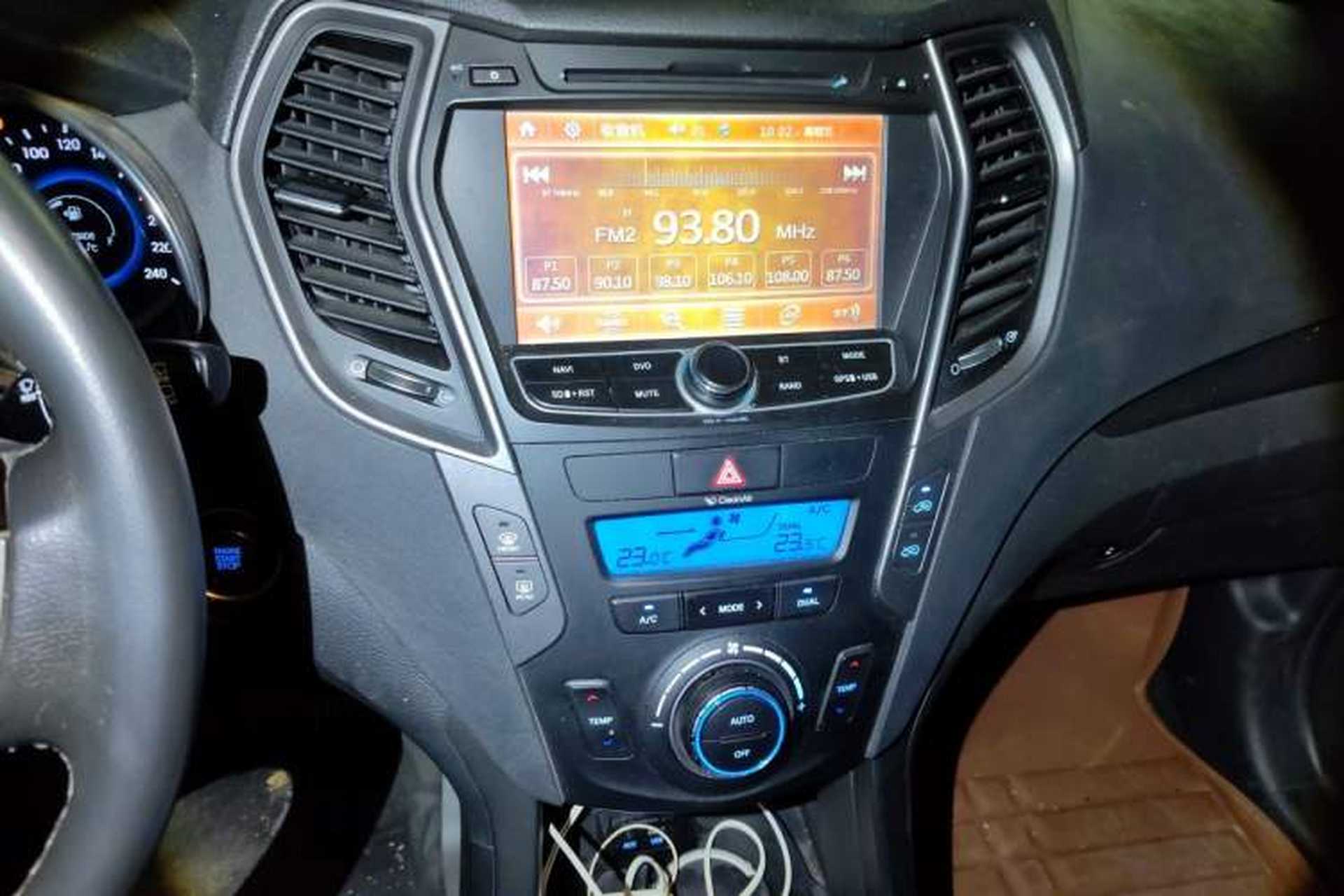 Used Hyundai Santa Fe 2013 2.4L Automatic Two-Wheel Drive Smart Version Audio And AC Panel
