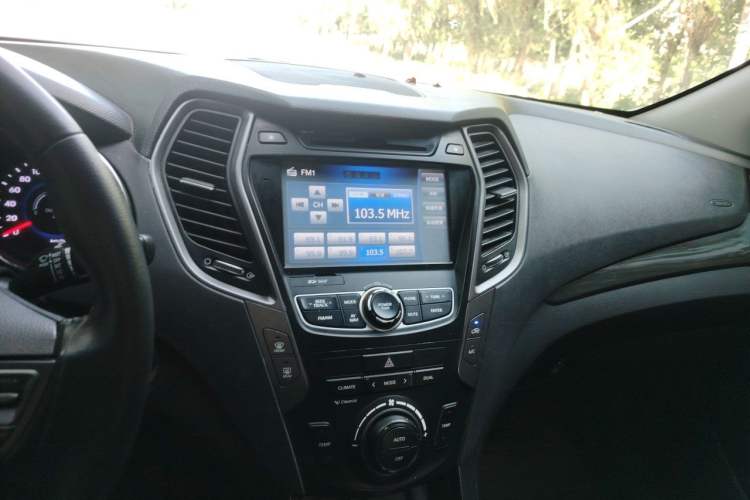 Used Hyundai Santa Fe 2013 2.4L Automatic 4x4 Smart Version Audio And AC Panel