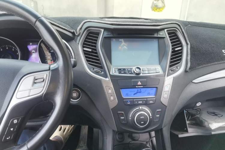 Used Hyundai Santa Fe 2013 2.4L Automatic Two-Wheel Drive Smart Version Audio And AC Panel