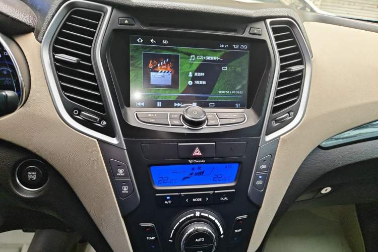 Used Hyundai Santa Fe 2013 2.4L Automatic Two-Wheel Drive Smart Version Audio And AC Panel