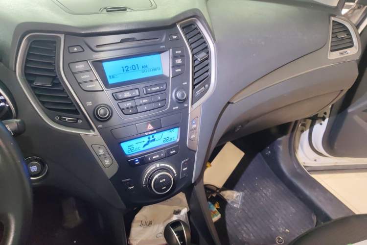 Used Hyundai Santa Fe 2013 2.4L Automatic Two-Wheel Drive Smart Version Audio And AC Panel