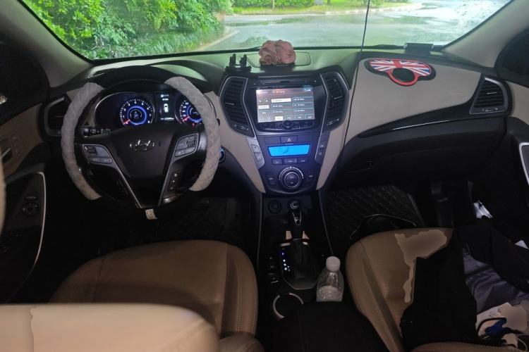 Used Hyundai Santa Fe 2013 2.4L Automatic 4x4 Prestige Edition Center Console