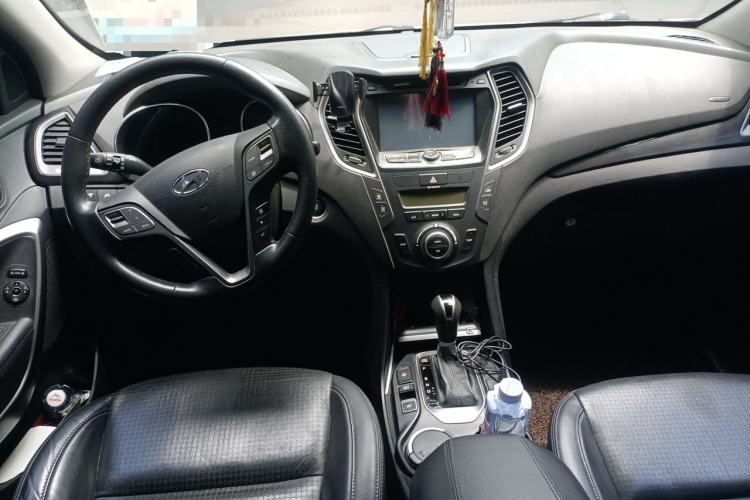 Used Hyundai Santa Fe 2013 2.4L Automatic 4x4 Prestige Edition Center Console