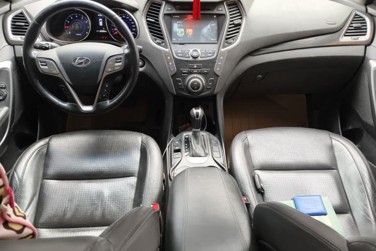 Used Hyundai Santa Fe 2013 2.4L Automatic 4x4 Prestige Edition Center Console