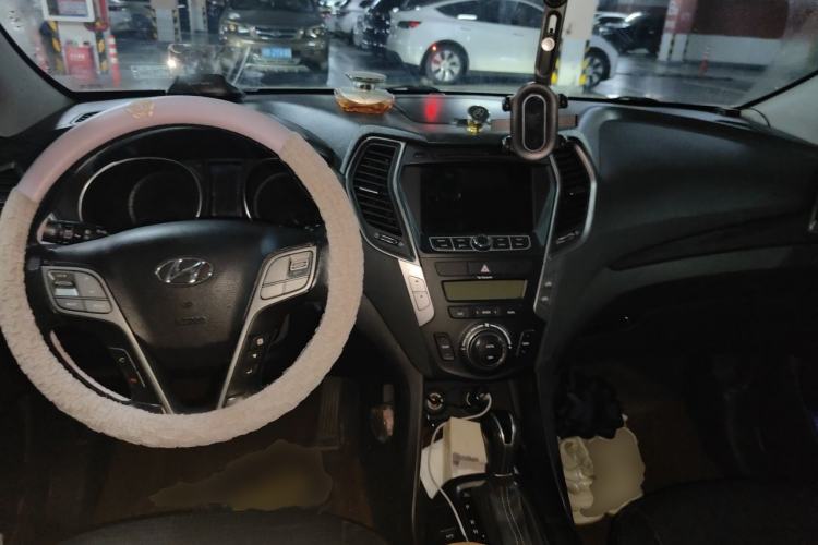 Used Hyundai Santa Fe 2013 2.4L Automatic Two-Wheel Drive Smart Version Center Console