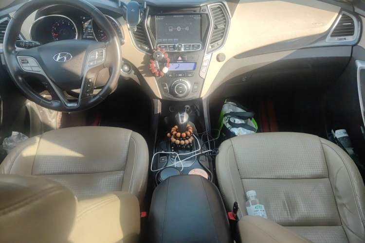Used Hyundai Santa Fe 2013 2.4L Automatic 4x4 Smart Version Center Console