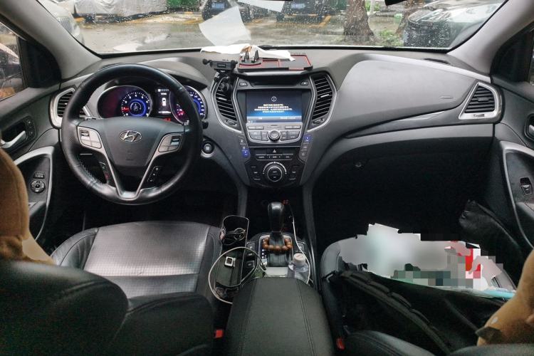 Used Hyundai Santa Fe 2013 2.0T Automatic All-Wheel Drive Top Trim Center Console